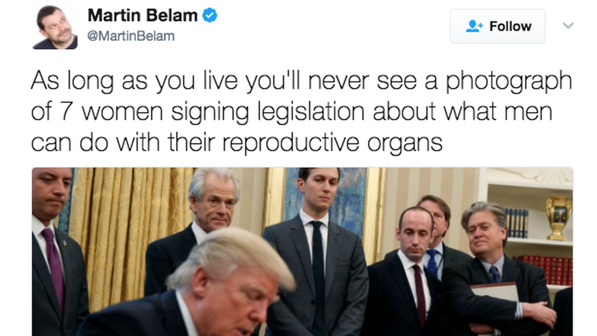 Donald Trump skrev på ett förbud mot amerikanskt bistånd till utländska organisationer som stöder abort. När han signerade var han omgiven av män.